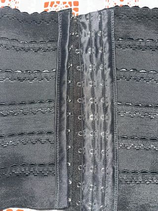 Faja reductora negra con corchetes