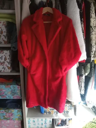Abrigo rojo de pelo sintético