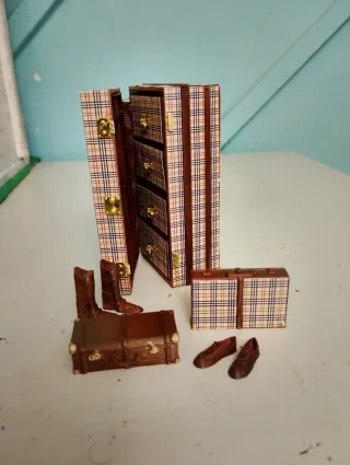 Maleta  miniatura de muñecas con accesorios