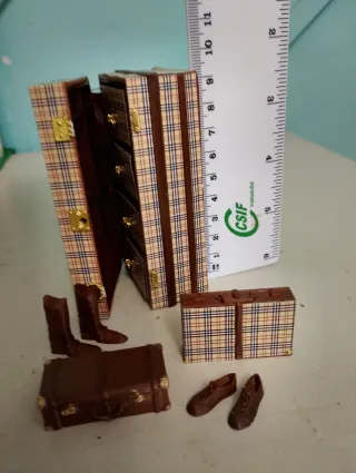 Maleta  miniatura de muñecas con accesorios