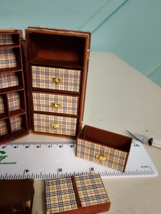 Maleta  miniatura de muñecas con accesorios