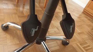 Silla de oficina ergonómica granate claro.