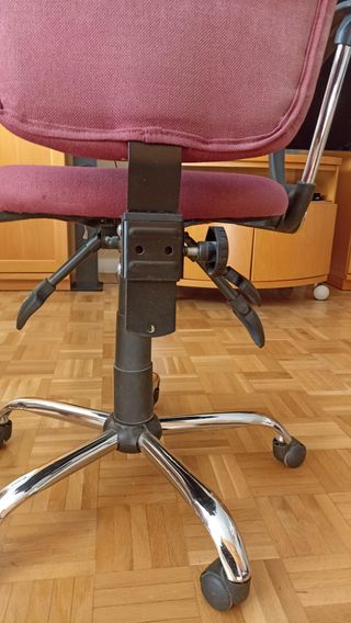 Silla de oficina ergonómica granate claro.