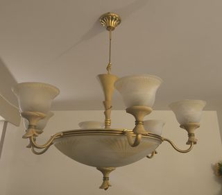 Lámpara de techo dorada y cristal