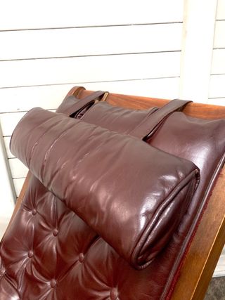 Sillón y reposapiés de piel. Casa Valentí