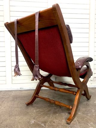 Sillón y reposapiés de piel. Casa Valentí