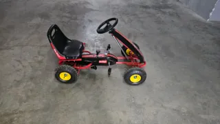 Kart a pedales para niños. Esta como nuevo.