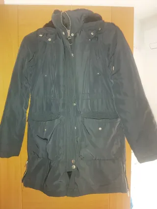 Chaquetón azul marino con capucha de pelos