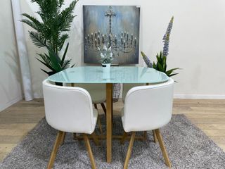 Mesa Comedor Cristal y Sillas Blancas