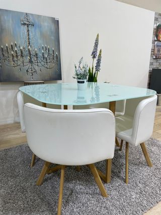 Mesa Comedor Cristal y Sillas Blancas