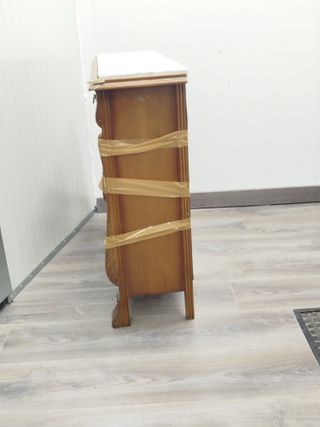 Taquillón de madera con tapa de mármol