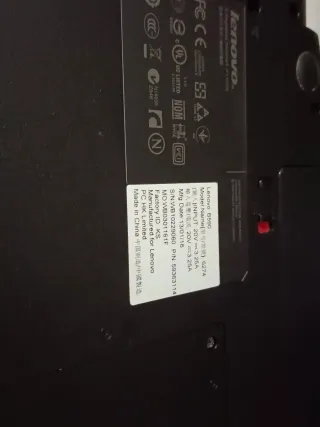 Portátil Lenovo para reparar o piezas con cargador