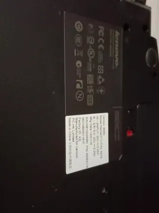 Portátil Lenovo para reparar o piezas con cargador