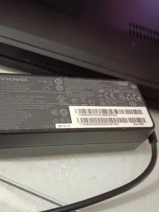 Portátil Lenovo para reparar o piezas con cargador