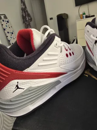 Jordan Max Aura 5,Nuevos,Blanco y Rojo,42,Original