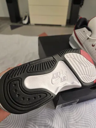 Jordan Max Aura 5,Nuevos,Blanco y Rojo,42,Original