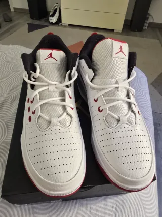 Jordan Max Aura 5,Nuevos,Blanco y Rojo,42,Original