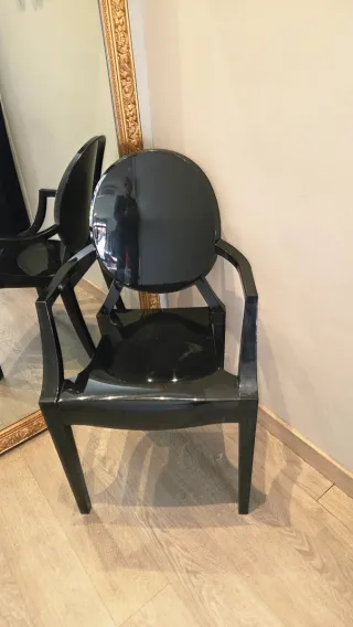 Silla de plástico negra