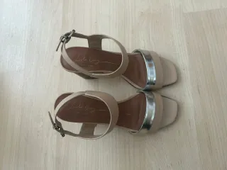 Sandalias de tacón beige Lola Cruz