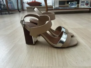 Sandalias de tacón beige Lola Cruz