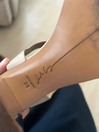 Sandalias de tacón beige Lola Cruz