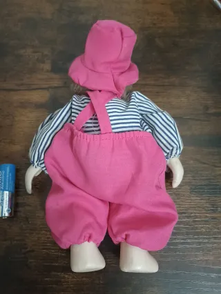 Payaso de cerámica con traje rosa