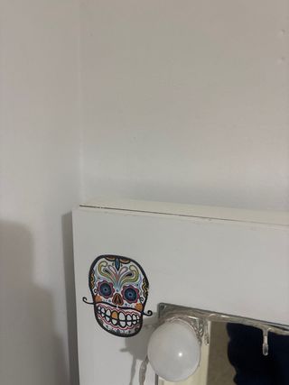 Tocador blanco con espejo y luces