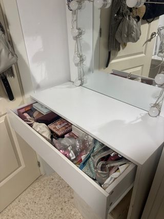 Tocador blanco con espejo y luces