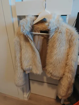 Chaqueta Sfera pelo beige corta