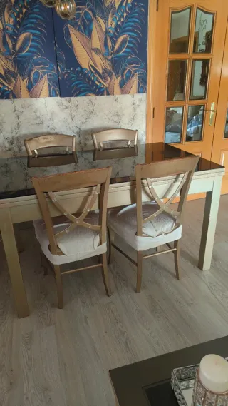 Mesa de salón y 4 sillas