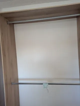 Guardaroba aperto in legno e metallo con due cassetti