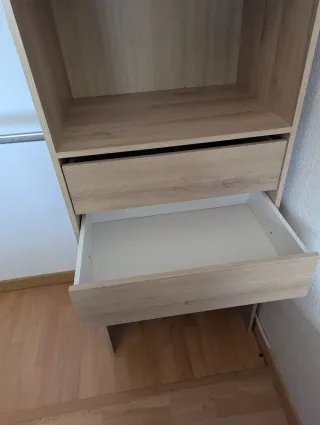 Guardaroba aperto in legno e metallo con due cassetti