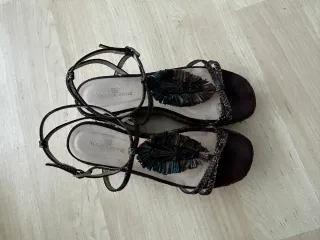 Sandalias cuña diseño tribal marrones