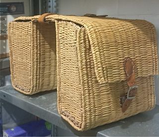 Alforja de mimbre para bicicleta