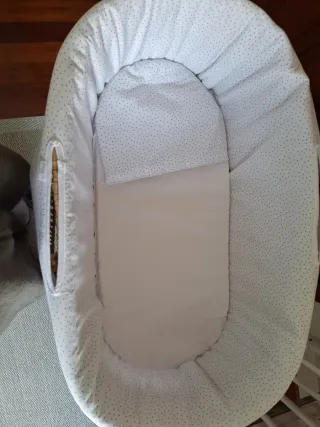 Moisés para bebé con ropa y patas