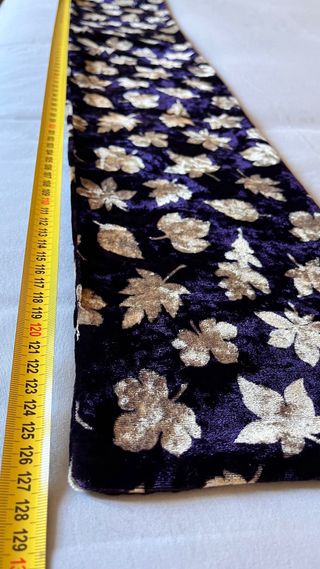 Sciarpa in velluto viola con foglie oro