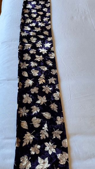 Sciarpa in velluto viola con foglie oro