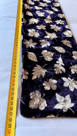 Sciarpa in velluto viola con foglie oro