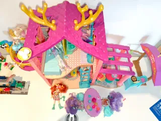 Casa de muñecas Enchantimals +7 muñecas