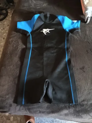 Traje neopreno corto niño.Talla 4 años