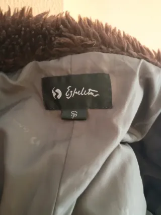 Chaquetón marrón con cuello de pelo