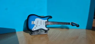 Mini Guitarra Fender Stratocaster Decorativa