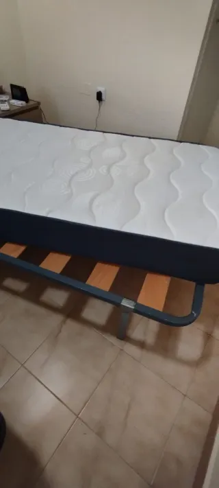 Colchón con base metálica