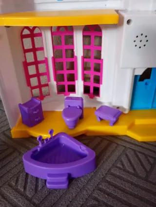 Casita de muñecas con muebles y figuras