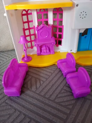 Casita de muñecas con muebles y figuras