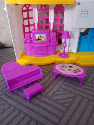 Casita de muñecas con muebles y figuras