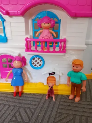 Casita de muñecas con muebles y figuras