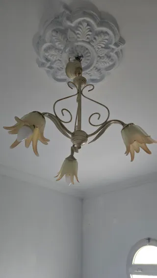 Lámpara de techo dorada con cristales