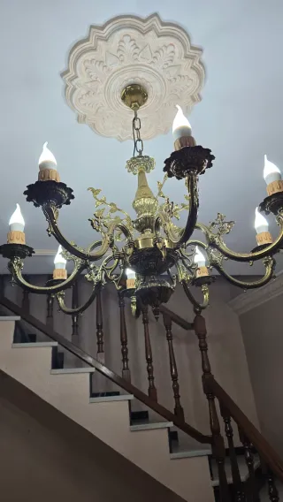 Lámpara de techo dorada con cristales