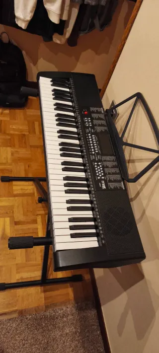 Piano eléctrico con soporte